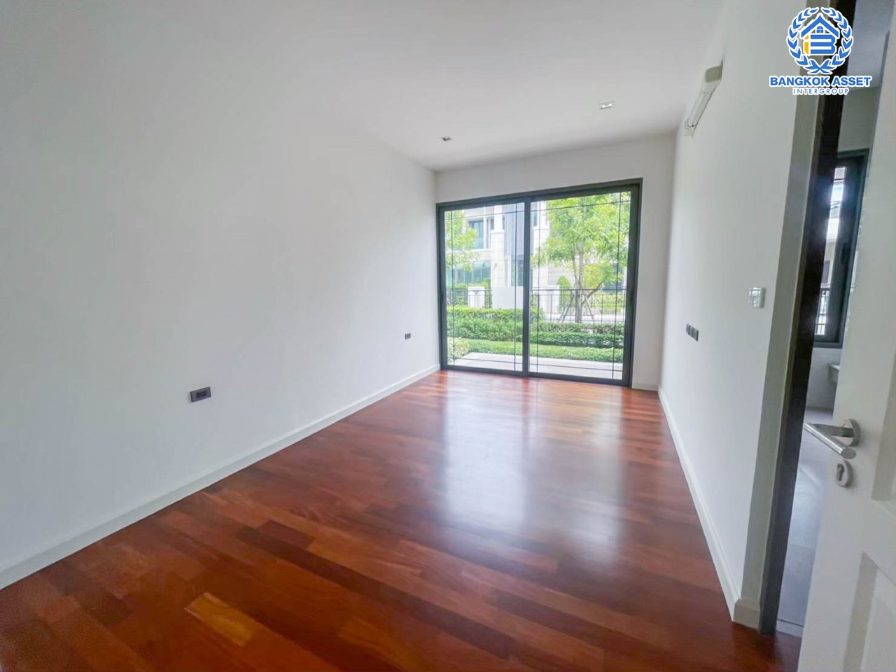 *****บ้านเดี่ยวมือสอง ม.เดอะพาวิลล่า กาญจนาภิเษก-บางบอน3 เนื้อที่ 199 ตร.ว. ฟังก์ชัน 5 นอน 6 น้ำ 2 ห้องแม่บ้าน 6 ที่จอดรถ บนทำเลศักยภาพ เชื่อมต่อถนนหลายเส้น ไม่ว่าจะเป็น ถ.เอกชัย, ถ.เพชรเกษม69, ถ.พระราม2 และใกล้จุดขึ้นทางด่วน "อาจณรงค์-รามอินทรา"